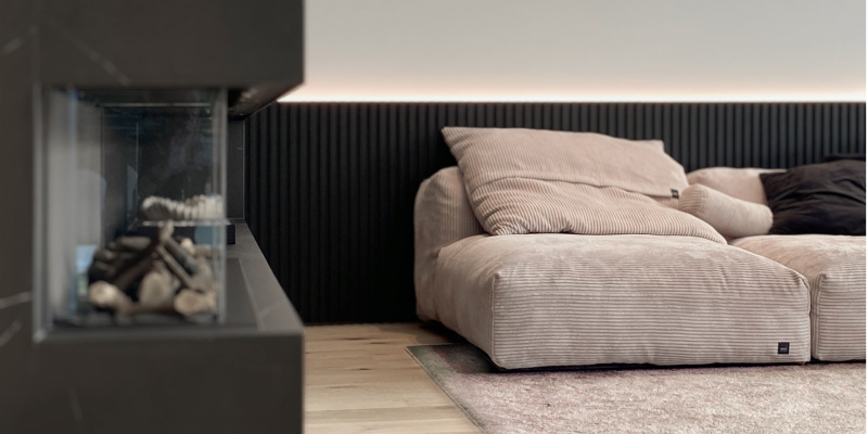 Innnenachitekt_Heidelberg_Heike_Karsch_Neubau_einer_exklusiven_Villla_Kamin_Design_mit_XXL_Fliiesen_Vestsak_Sofa_3