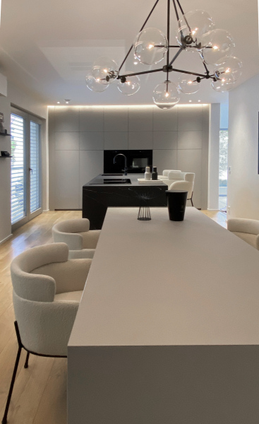 Innnenachitekt_Heidelberg_Heike_Karsch_Neubau_einer_exklusiven_Villla_Kuechenblock_Naturstein_mit-Barhockern_und_raumhohem_Einbauschrank_1