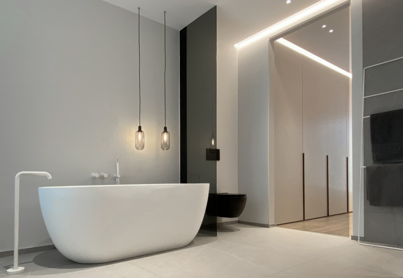 Innnenachitektur_Heidelberg_Heike_Karsch_Neubau_einer_exklusiven_Villla_Baddesign_freistehende_Badewanne_Ankleide_und_Walk_in_Dusche