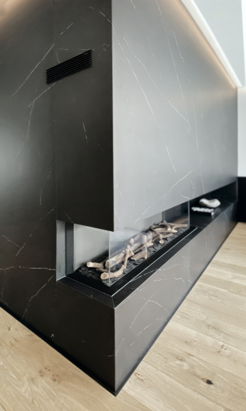 Innnenachitekt_Heidelberg_Heike_Karsch_Neubau_einer_exklusiven_Villa_Kamin_Design_mit_XXL_Fliesen