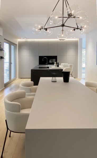 Innnenachitekt_Heidelberg_Heike_Karsch_Neubau_einer_exklusiven_Villla_Kuechenblock_Naturstein_mit-Barhockern_und_raumhohem_Einbauschrank_1