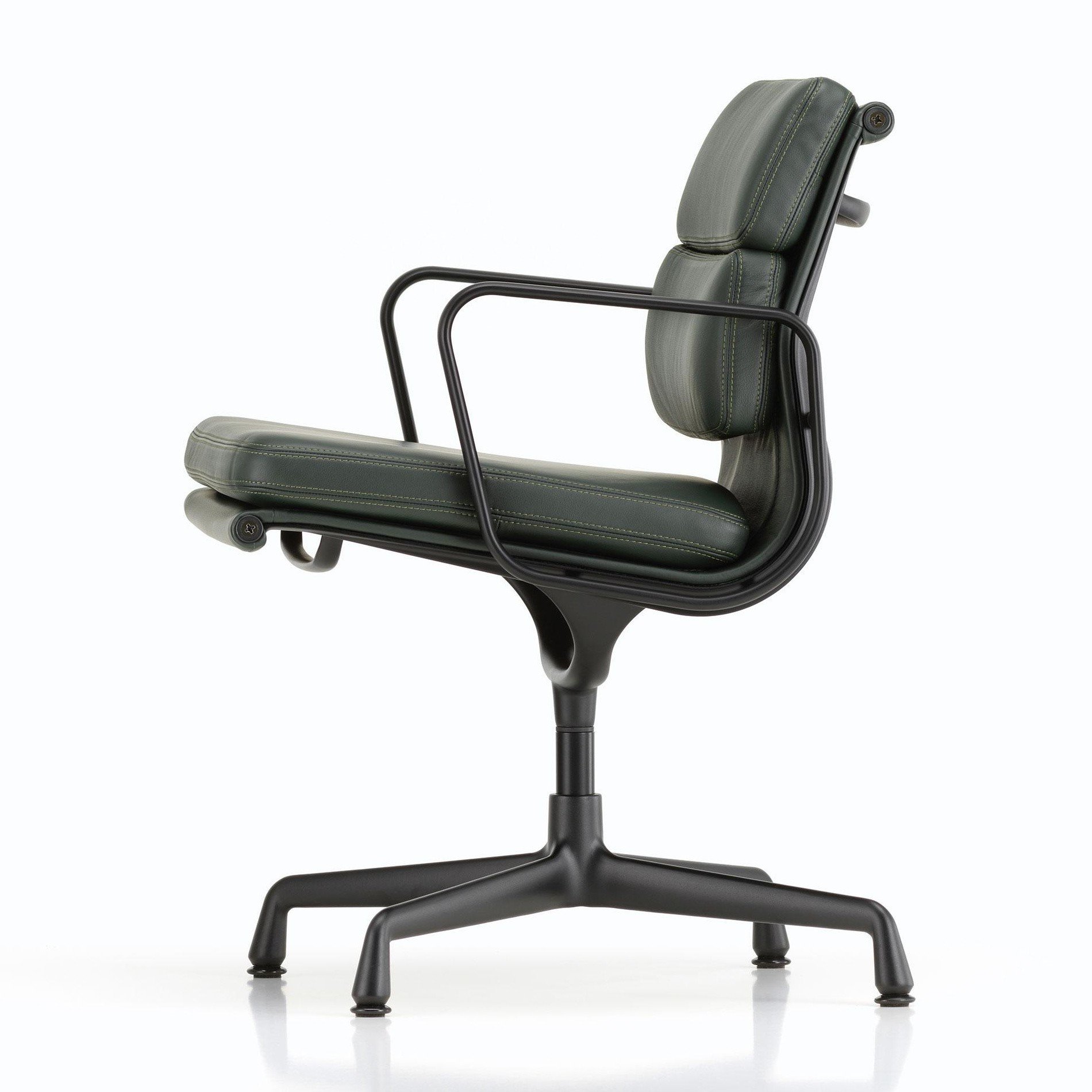 Vitra Soft Pad Chair. Entwurf von Charles Eames. Der Designklassiker ist hier in der modernsten Variante mit schwarz-mattem Fußgestell zu sehen.